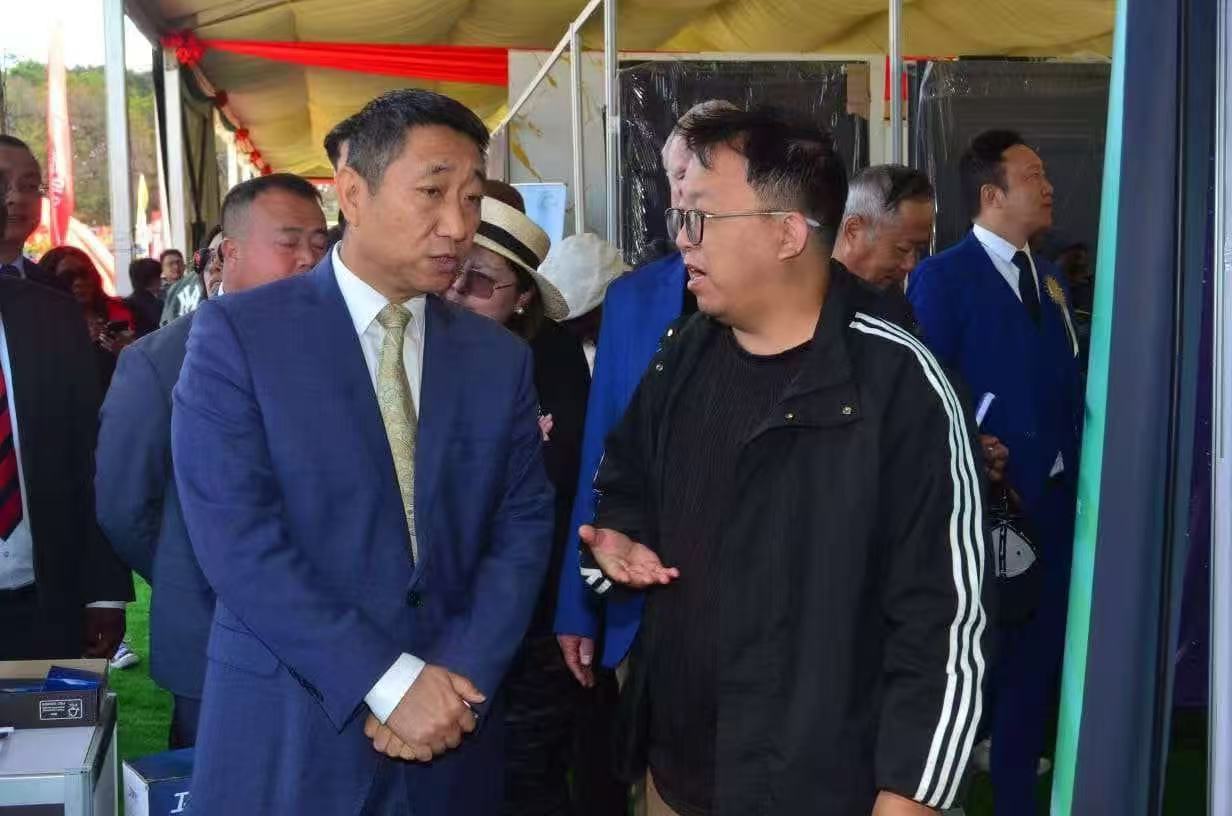 Jacargo Welcomes Ambassador Han Jing at Exhibition Booth.